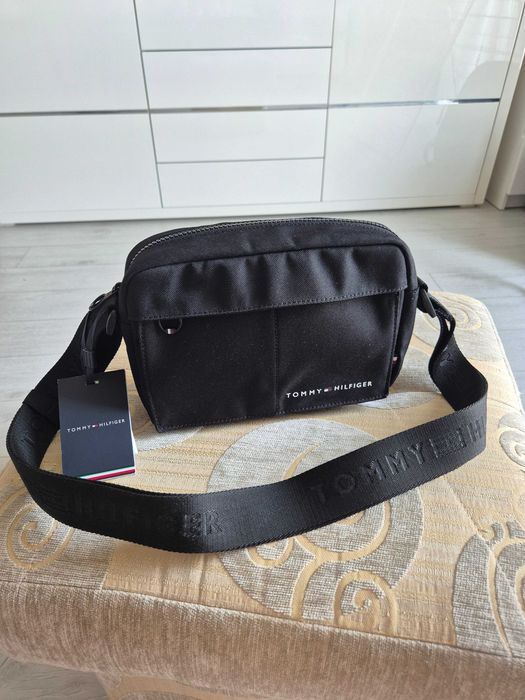 Czarna saszetka z paskiem Tommy Hilfiger