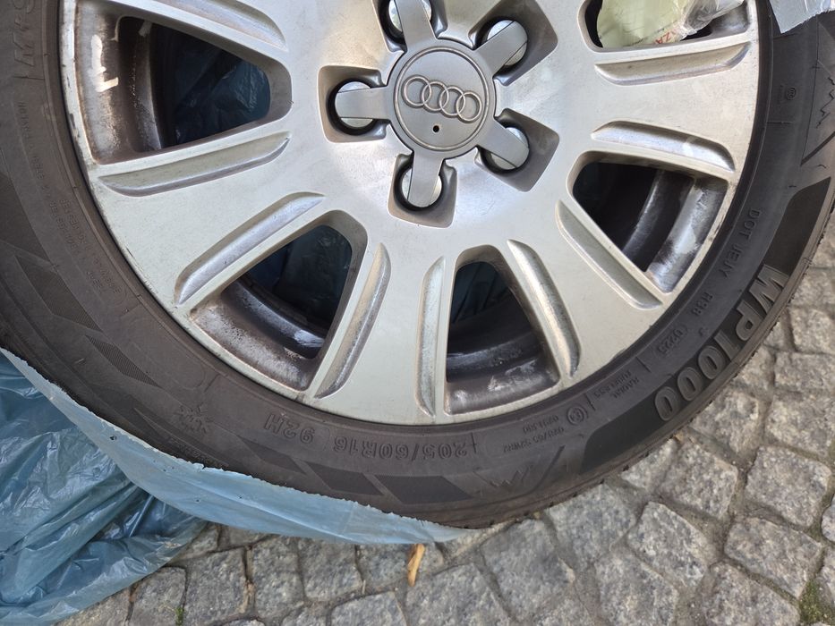 Felgi z nowymi oponami zimowymi Audi
