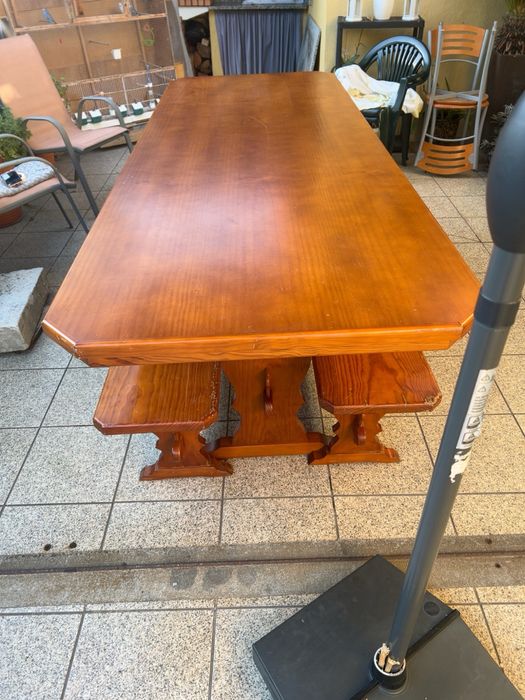 Mesa de madeira maciça com 2 bancos — 3 metros