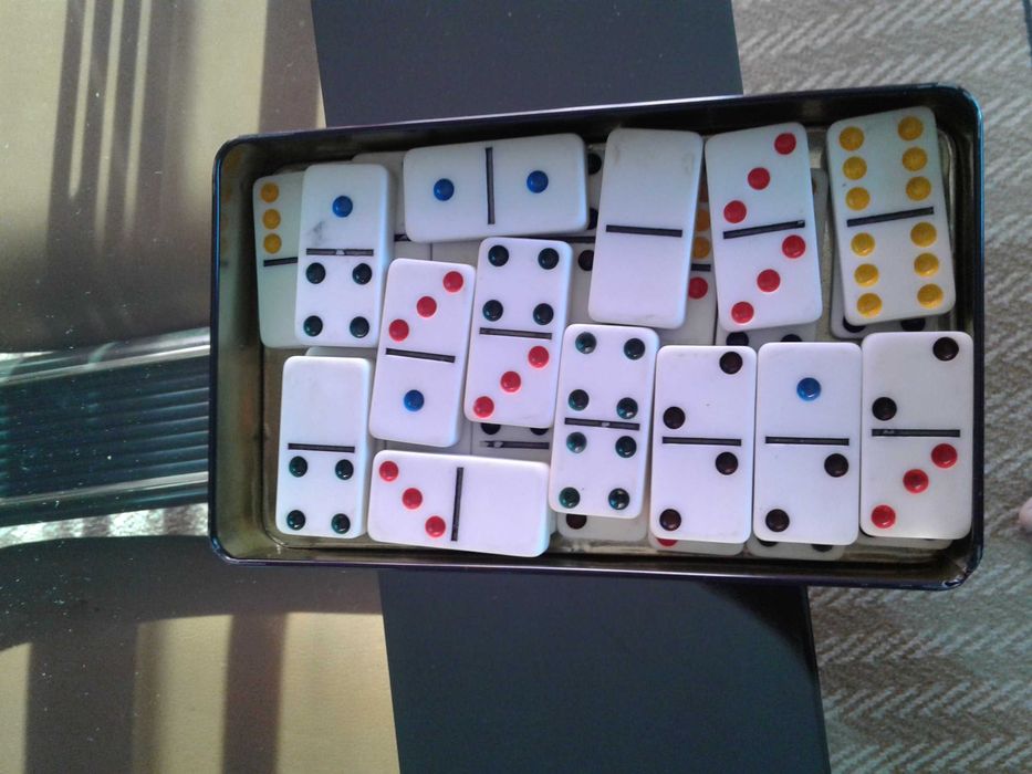Vendo dominós incompletos à peça.
