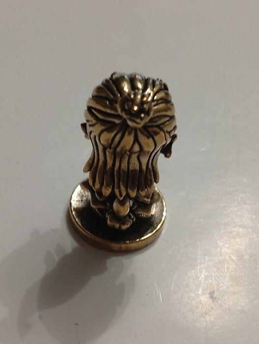 Figurka metalowa mosiądz elf wysokość 4 cm długość 2 cm .