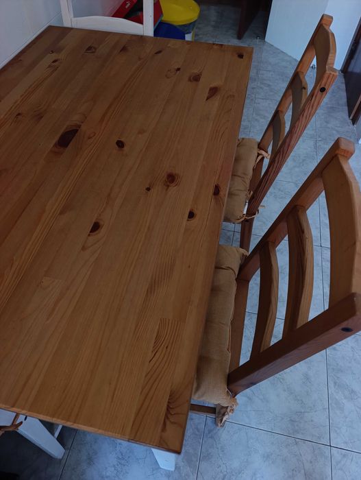 Mesa, cadeiras e almofadas