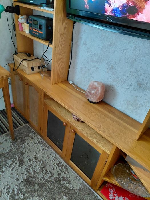 Стелаж дубовий у вітальню