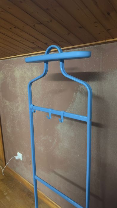 Cabide de metal azul