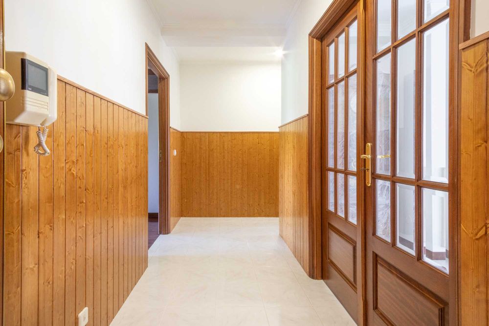 Apartamento T2+1 renovado com garagem fechada | Mafamude