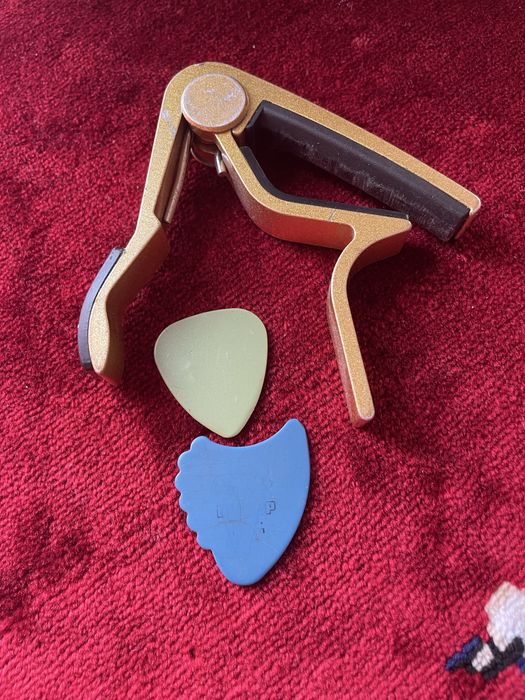 Продам акустичну гітару Polcraft