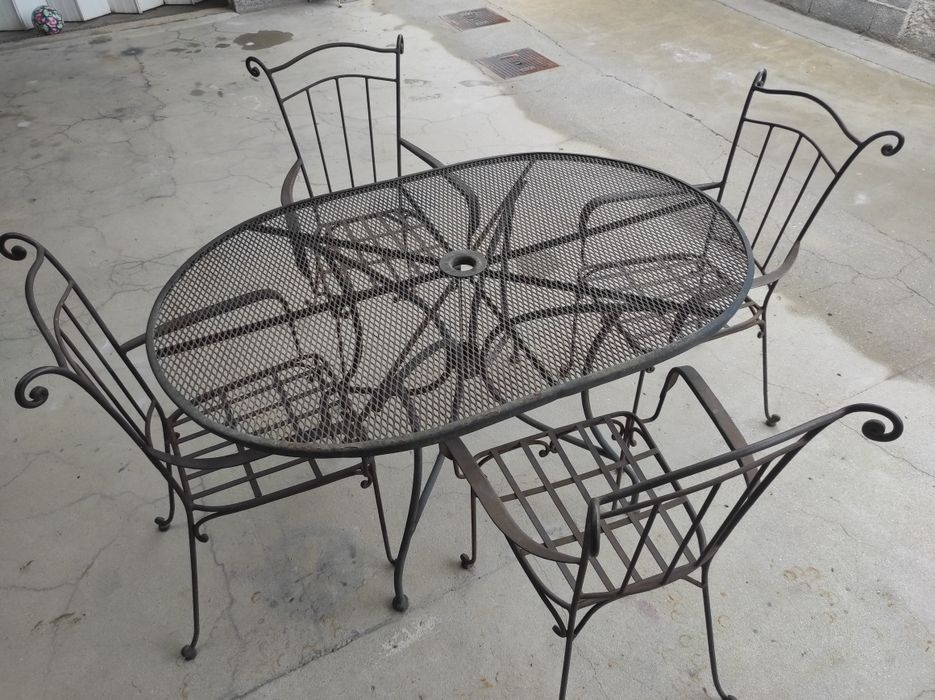 Mesa em ferro para jardim