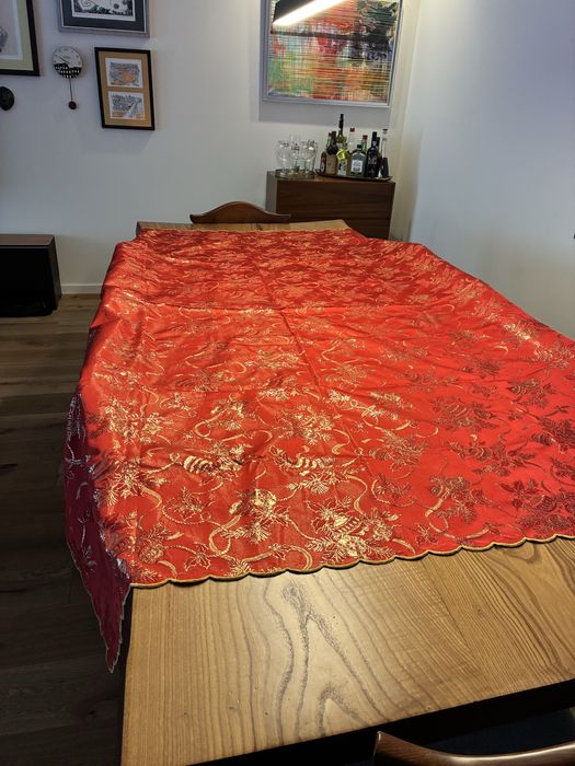 Toalha Natal vermelha e dourada marca brasileira Karsten