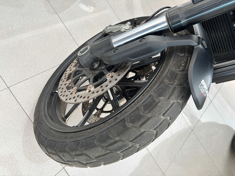 Motociclo Ducati Scrambler 1100 em excelente estado de conservação
