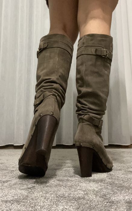 Bota cano alto em camurça