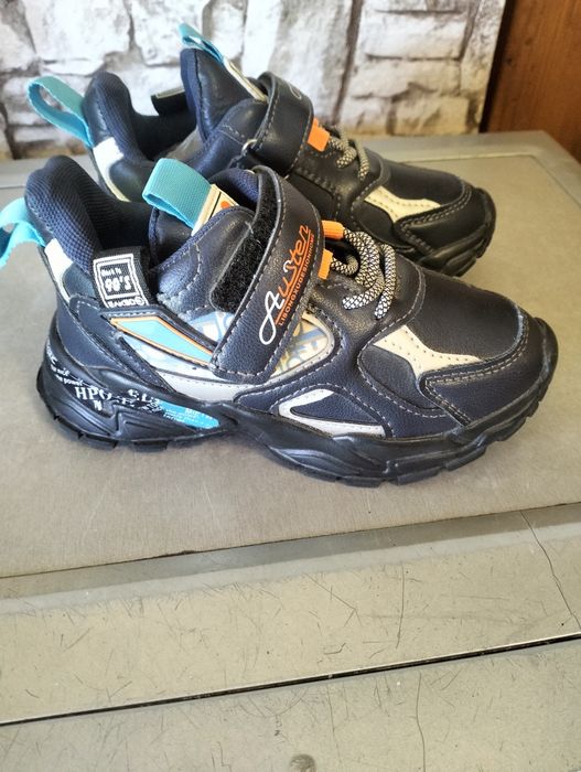 Нові кросівки на хлопчика