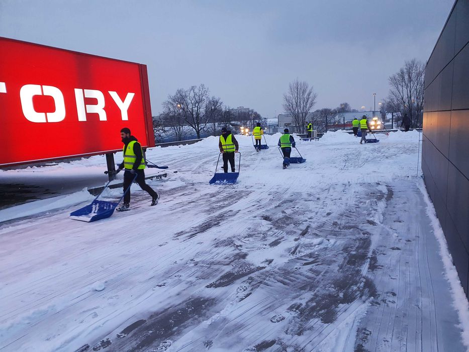 Usuwanie sopli i nawisów śnieżnych, podnośnik koszowy 24H
