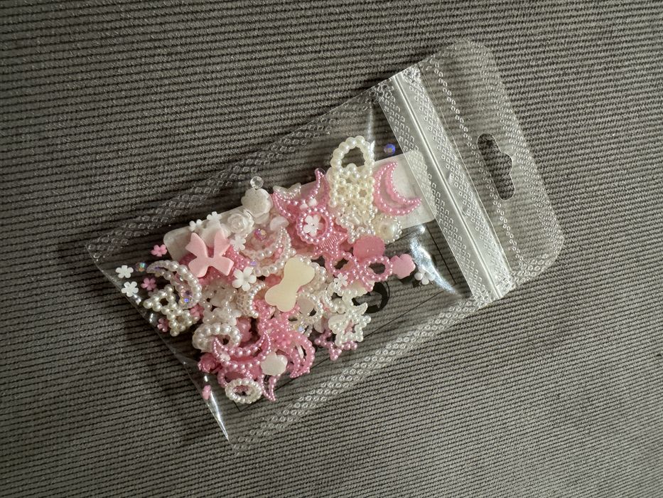 trójwymiarowe ozdoby do paznokci (charmsy) w kolorze różowym i białym