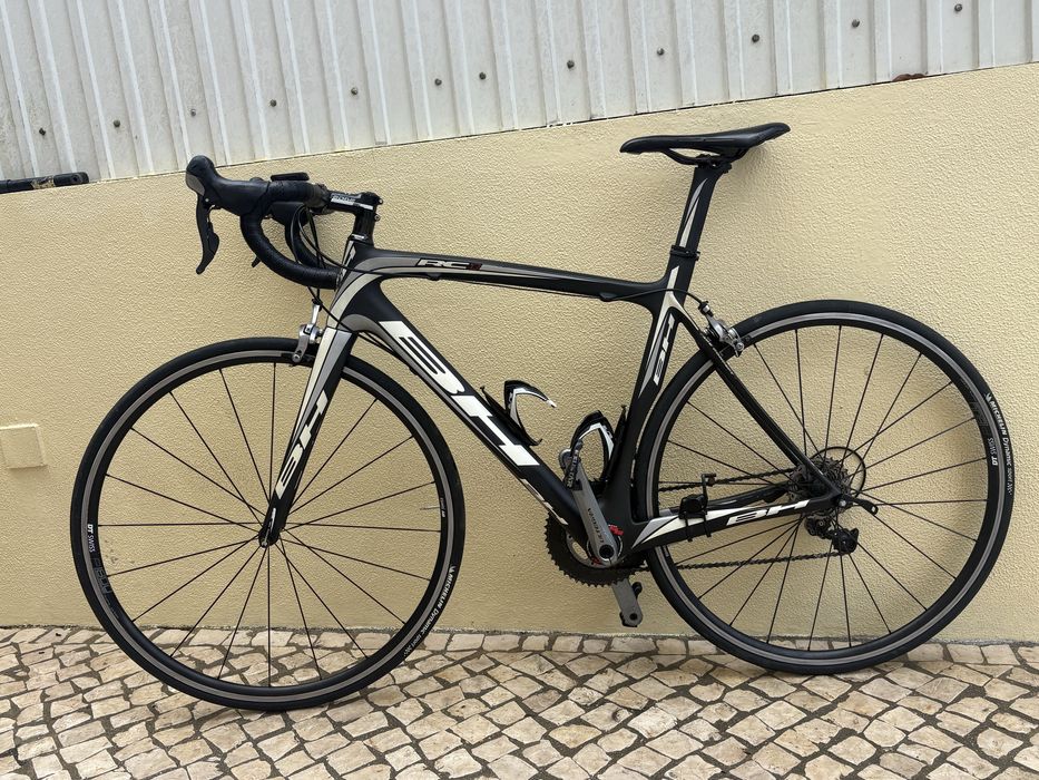 Bicicleta de estrada em carbono BH