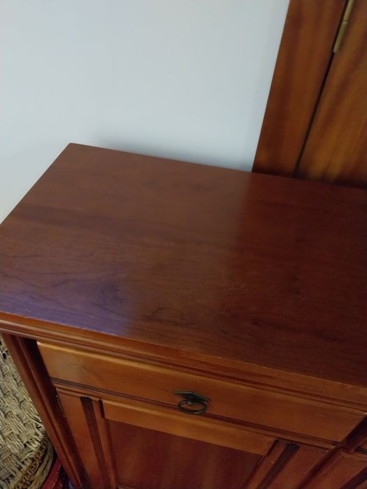 Móvel aparador com portas e gavetas em Cerejeira