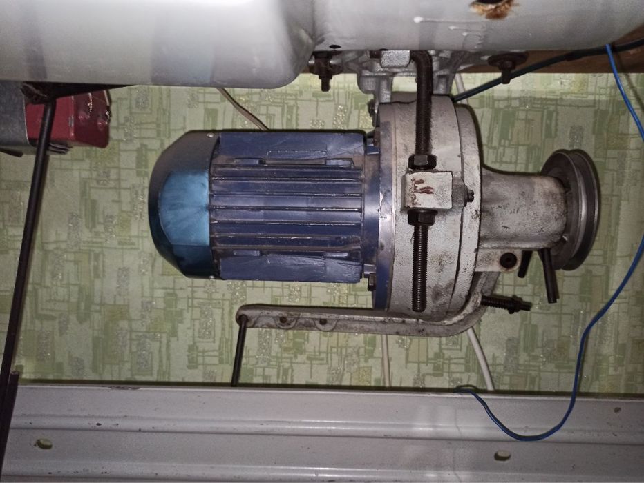 Продам швейную машину 1022 М