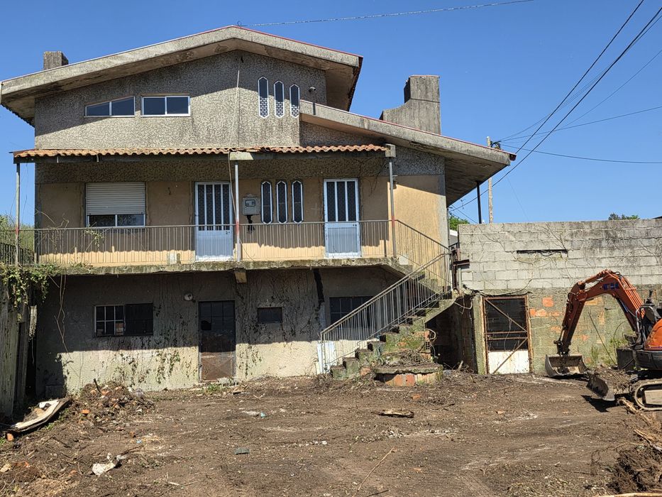 Vendo ou permuto moradia  isolada 3460m2 terreno  e anexos  com 100m2 junto a São João da Madeira