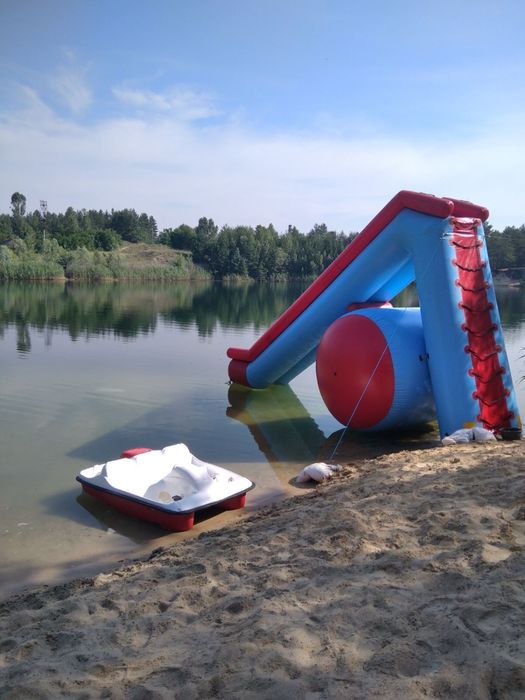 Горка надувная, с дуйкой в комплекте.