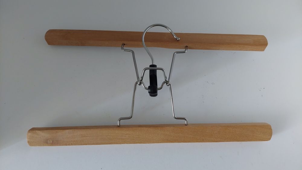 Conjunto de 6 cabides em madeira