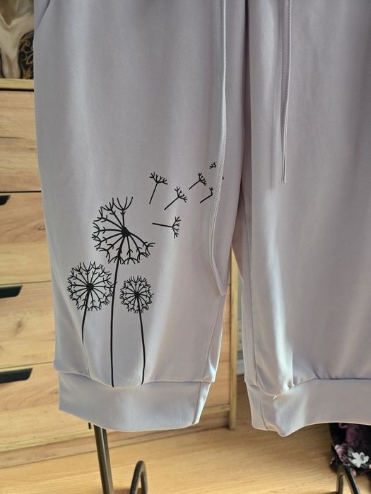 Spodnie damskie capri (rybaczki) nadrukiem mniszka lekarskiego rozm M