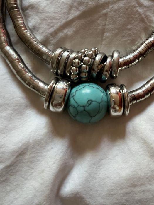 Colar curto prateado com pedra azul turquesa