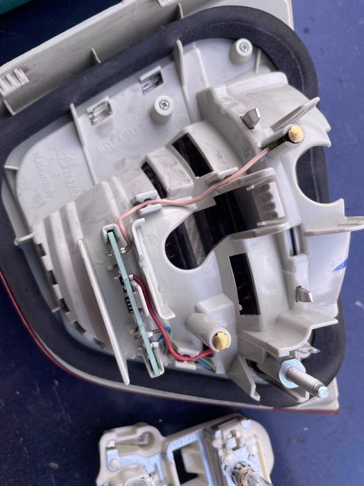 Bmw 3 e91 lampa tył w klapę prawa lift 7.289.434