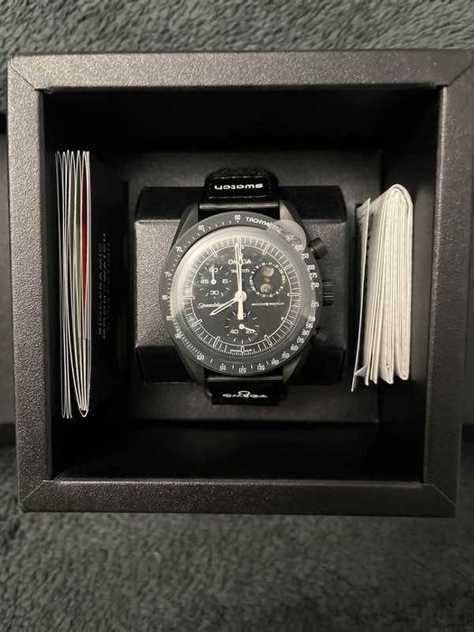 Czarna Faza SO33B700 – Omega Swatch Snoopy Edycja