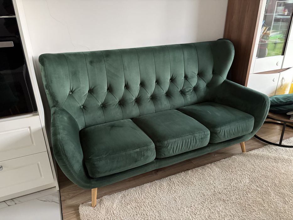 Zielona sofa welurowa