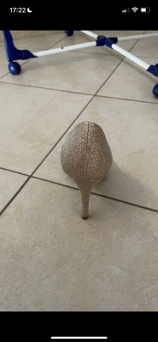 Saltos altos dourados