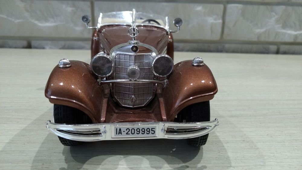 Колекційна модель Mercedes Benz в масштабі 1/20