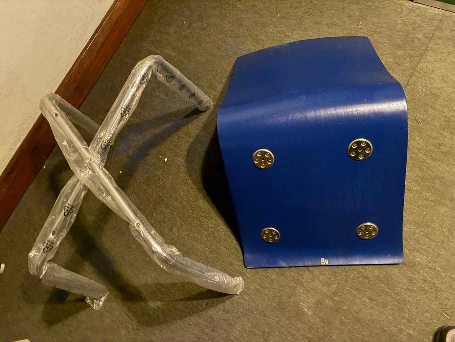 Cadeira azul com estrutura metálica – nova, moderna e funcional