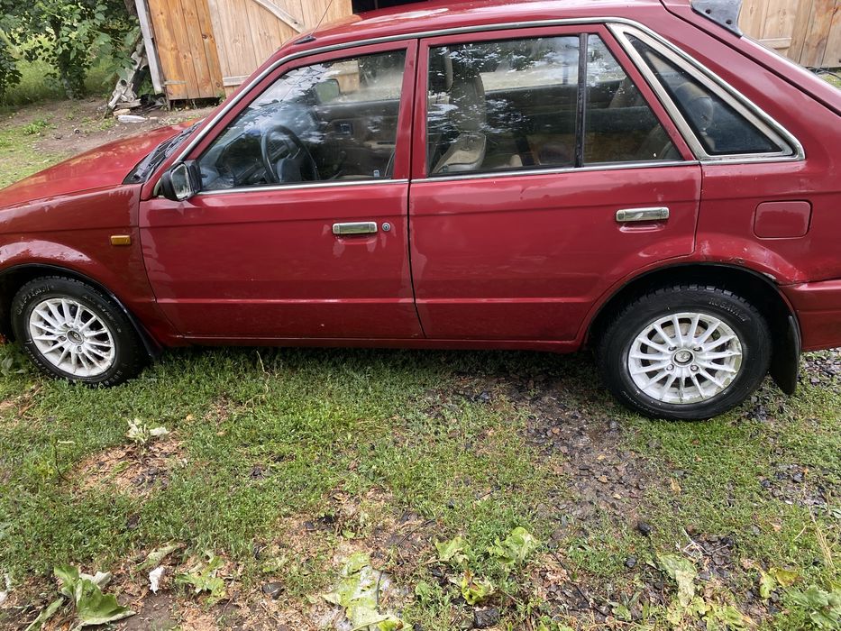 Mazda 323 автомобіль