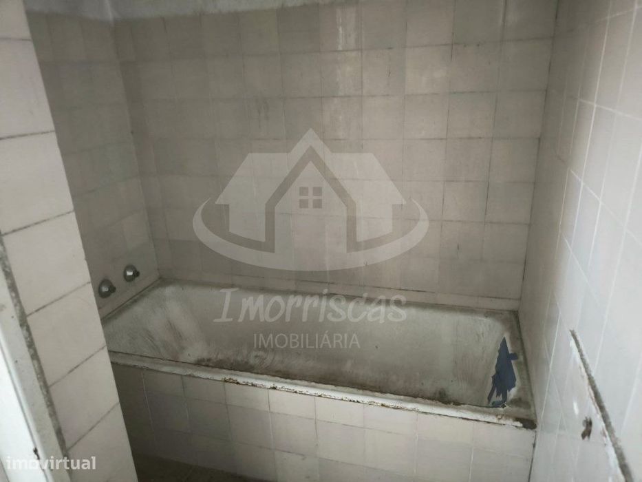 Prédio de 2 pisos para remodelação no Bairro de São João em Camarate