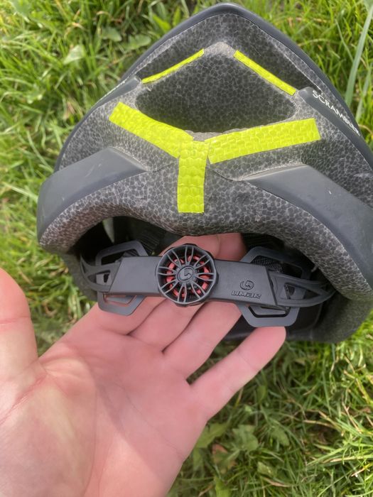 Продам велошолом у відмінному стані