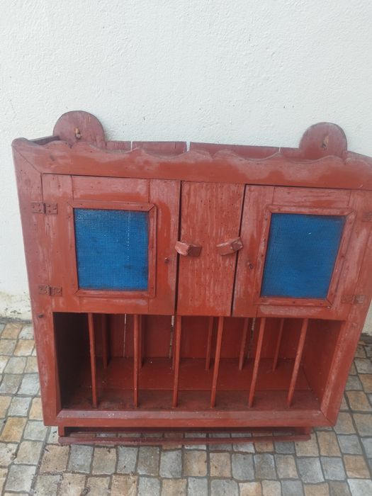 Móvel muito antigo em madeira para cozinha