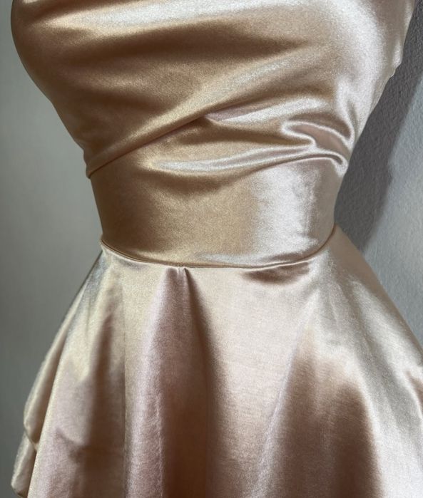 Атласна сукня з відкритою спиною