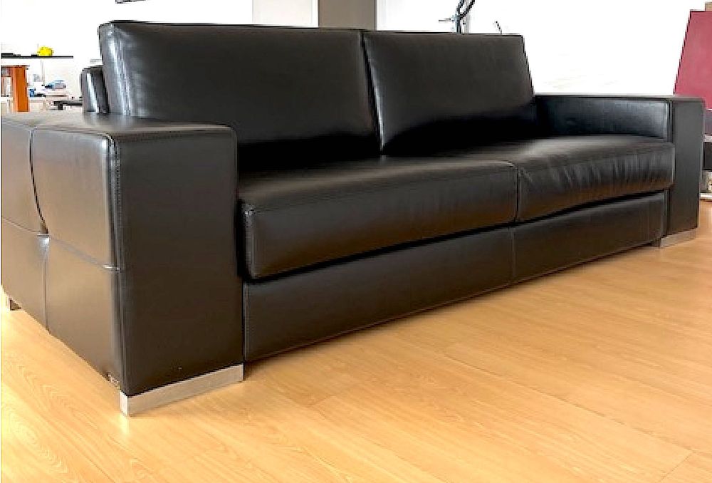 Sofa de cabedal preto