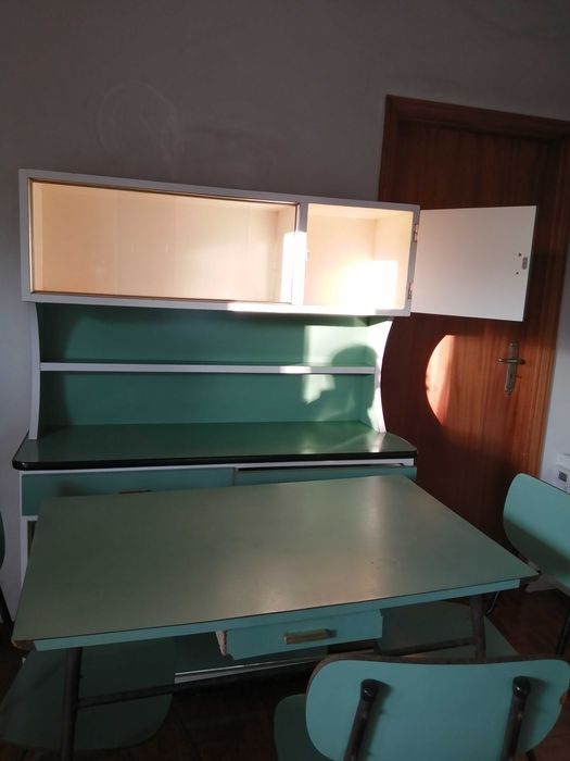 Armário Antigo + mesa + 3 cadeiras