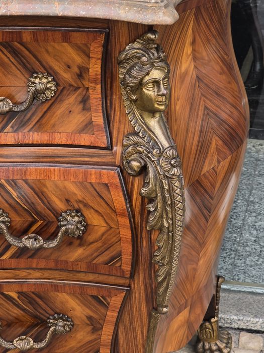 Fabulosa Cómoda estilo Louis XV facheada a Pau Santo