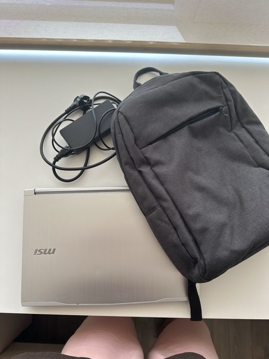 Portátil MSI com carregador e mochila