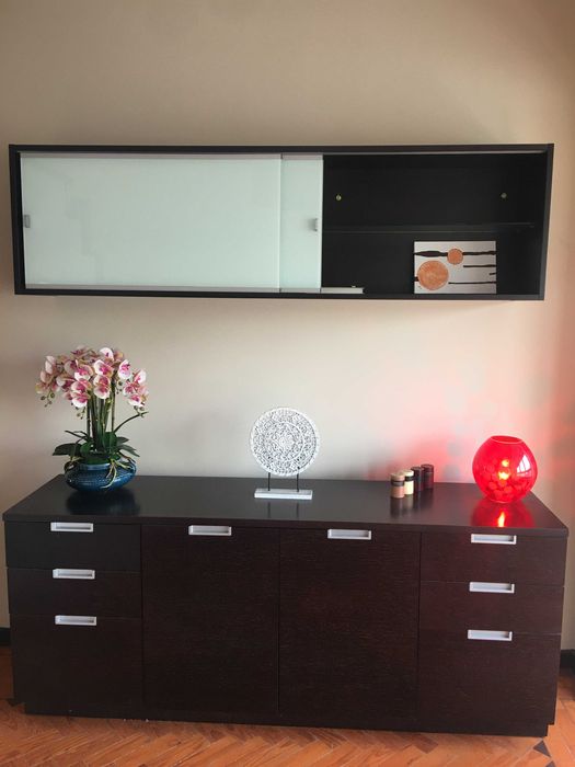 aparador madeira c/ prateleira fechada com vidro suspensa