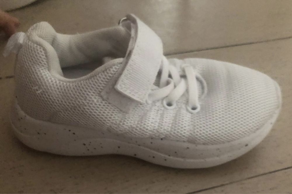 Ténis, tamanho 26. Portes incluídos!