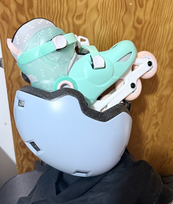 Vendo uma bicicleta e um patins
