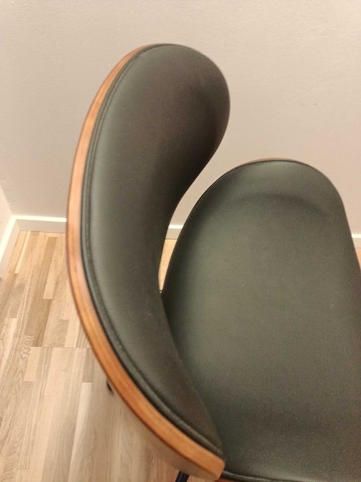 Komplet mebli: biurko, komoda i krzesło do biurka