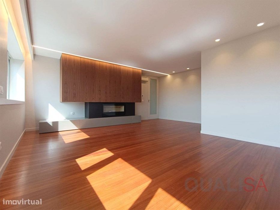 Apartamento T4 duplex penthouse remodelado, com terraço e garagem p...
