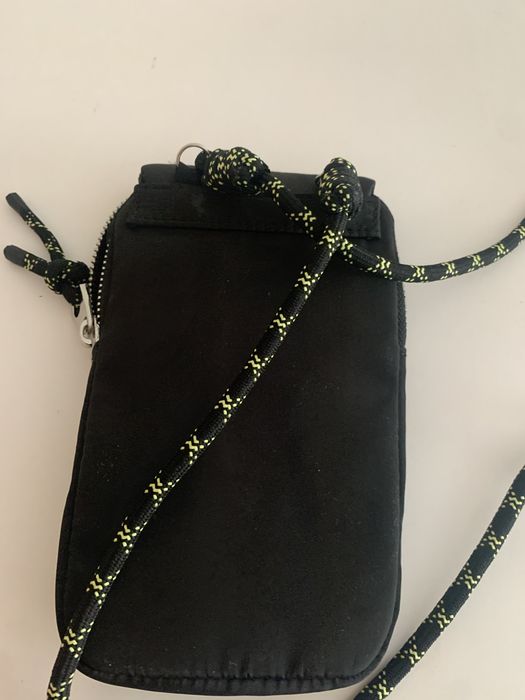 Bolsa pequena com cordão . Marca Pull Bear64585891350786123