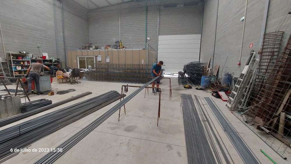 Armaduras de ferro, dobragem e amarração