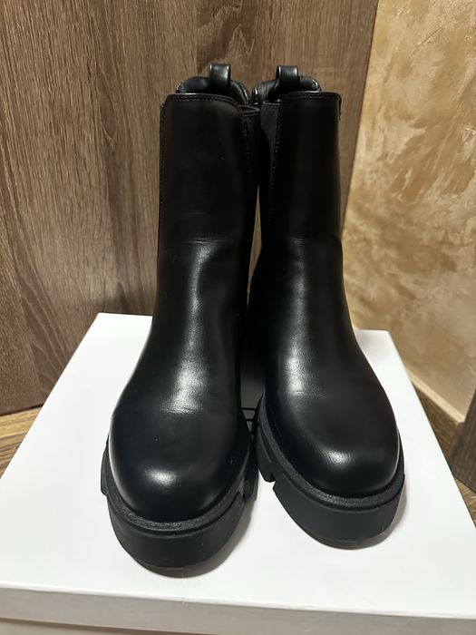 Нові черевики Guess