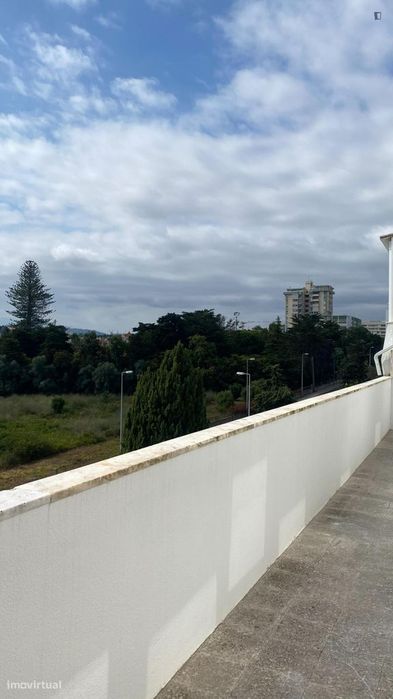 Quarto - localizado em Oeiras Lisbon