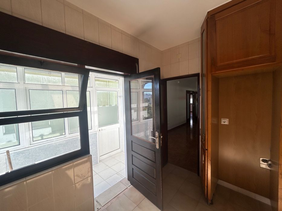 Arrenda-se moradia T4